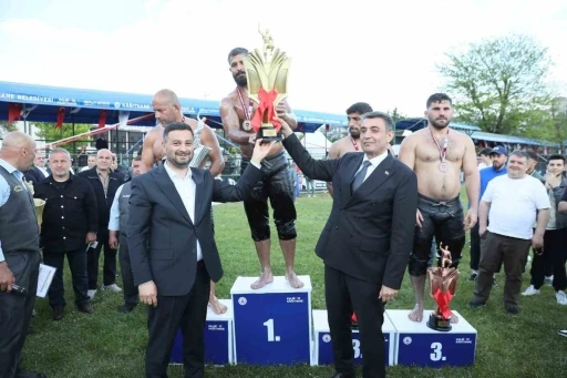 32. Kağıthane Yağlı G&uuml;reşleri&rsquo;nde Se&ccedil;kin Duman başpehlivan oldu
