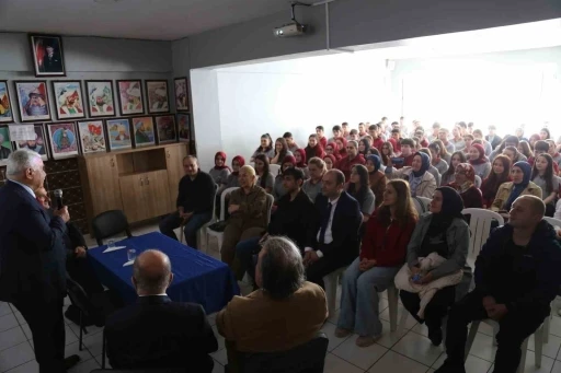 37 yıl sonra a&ccedil;tığı okulda &ouml;ğrencilerle buluştu
