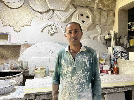 37 yıldır alçıyı sanat eserine dönüştürüyor
