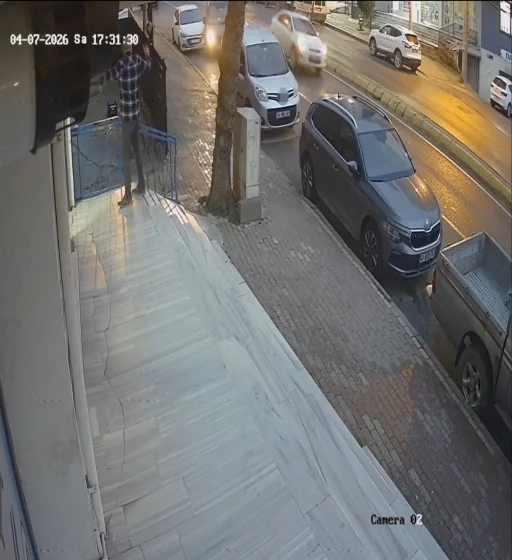 4 araca &ccedil;arptı, hızını alamayıp markete daldı
