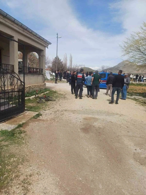 4 &ccedil;ocuk annesi eşini &ouml;ld&uuml;r&uuml;p intihar etti
