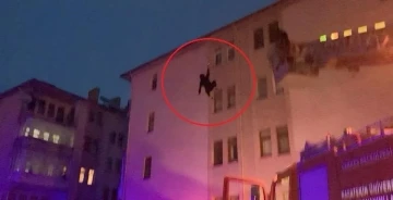4 katlı binanın çatısından atlayan şahsı hava yastığı kurtardı
