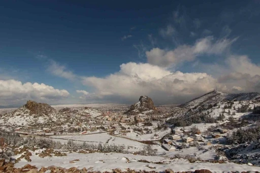 &lsquo;4 Mevsim&rsquo; temalı Karahisar Kalesi g&ouml;r&uuml;nt&uuml;s&uuml; mest etti