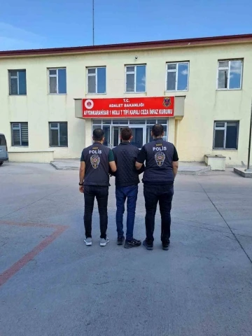 4 yıl hapis cezası ile aranan şahsı polis yakaladı
