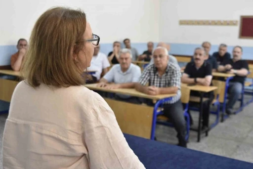 40 yıl sonra aynı okul sıralarında buluştular
