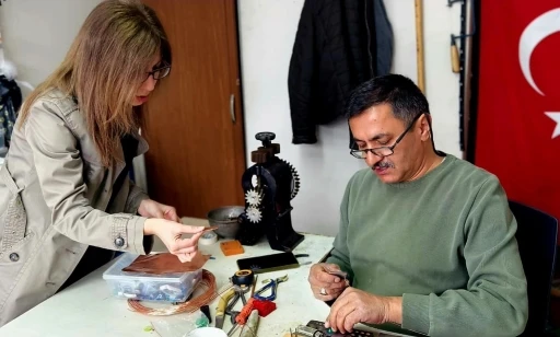 40 yıldır altın, g&uuml;m&uuml;ş ve bakıra ateşle şekil veriyor
