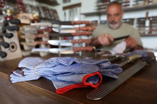 40 yıllık kasap, kesilmez eldiveni bı&ccedil;akla test ederek acemi kasapları uyardı
