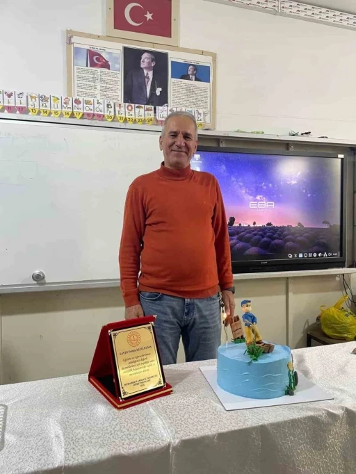 40 yıllık &ouml;ğretmenlik hayatını g&uuml;llerle uğurlanarak noktaladı
