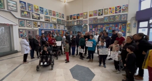 41 yıllık &ouml;ğretmene alkışlı ve &ccedil;i&ccedil;ekli veda
