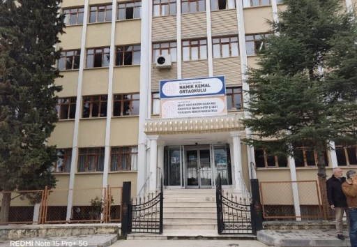 42 yıl 7 ay sonra emekli oldu: Son dersine yıllar &ouml;nce mezun ettiği &ouml;ğrencileri katıldı
