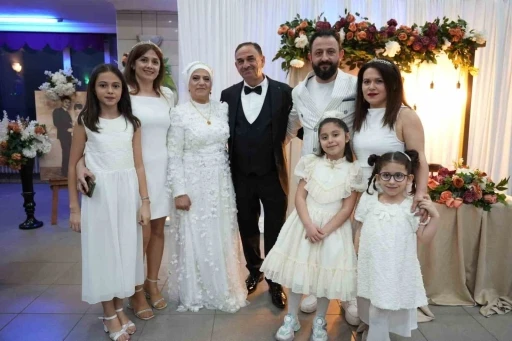 42 yıllık evlilik yeniden ta&ccedil;landı
