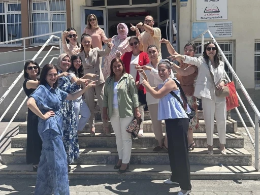 42 yıllık öğretmene duygulandıran veda: &quot;İyi ki öğretmen olmuşum&quot;
