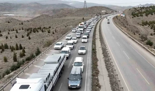43 ilin geçiş güzergahında araç yoğunluğu zirve yaptı: Bayram trafiği havadan görüntülendi

