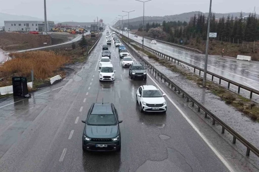 43 ilin ge&ccedil;iş g&uuml;zergahında arife g&uuml;n&uuml; trafik yoğunluğu arttı: Validen s&uuml;r&uuml;c&uuml;lere "kurallara uyun" &ccedil;ağrısı
