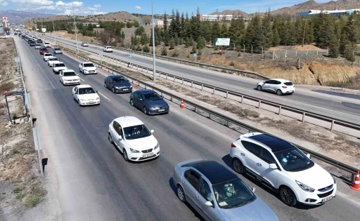 43 ilin geçiş güzergahında bayram günü yoğun trafik: Denetimler havadan ve karadan sürüyor
