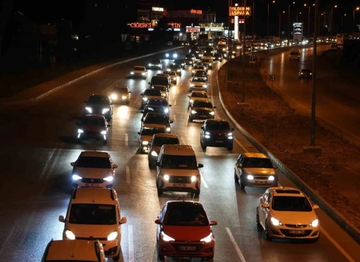 43 ilin geçiş güzergahında gece yarısı trafik yoğunluğu böyle görüntülendi
