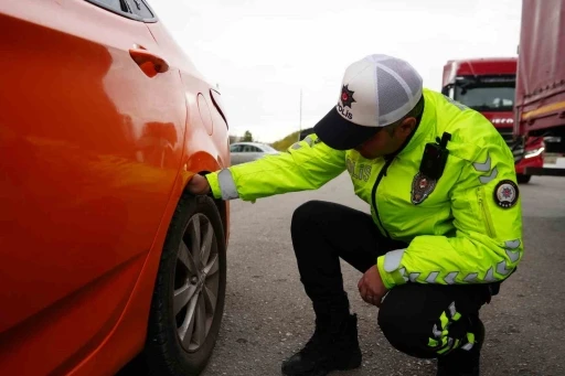 43 ilin geçiş güzergahında &quot;zorunlu kış lastiği&quot; denetimi: Araçlar tek tek durduruldu
