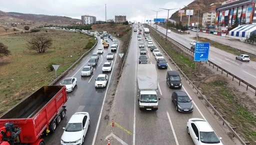 43 ilin geçiş güzergahında sağanak yağış etkili oldu: Yola çıkan tatilcilere uyarı
