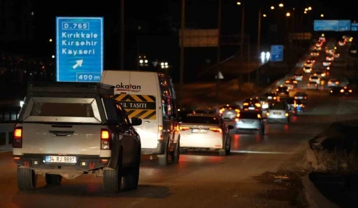 43 ilin geçiş noktasında bayram trafiği böyle görüntülendi
