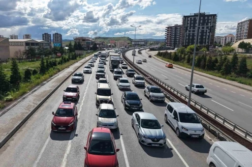 43 ilin ge&ccedil;iş noktasında bayram trafiği havadan g&ouml;r&uuml;nt&uuml;lendi: Ara&ccedil;lar adım adım ilerledi
