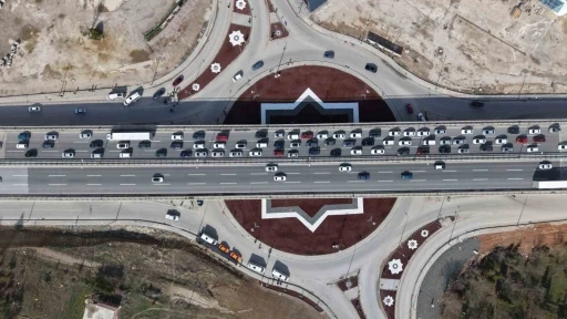 43 ilin ge&ccedil;iş noktasında yoğun trafik: Kilometrelerce ara&ccedil; kuyruğu havadan g&ouml;r&uuml;nt&uuml;lendi
