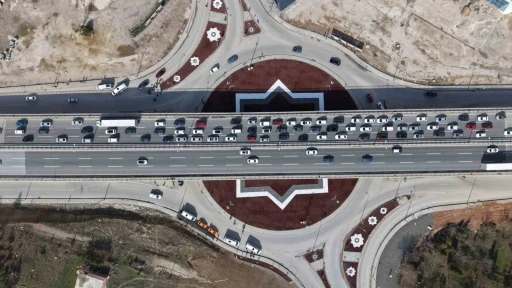 43 ilin ge&ccedil;iş noktasının bayram bilan&ccedil;osu belli oldu: 1 milyon 274 bin ara&ccedil; ge&ccedil;ti, &ouml;l&uuml;ml&uuml; kaza yaşanmadı
