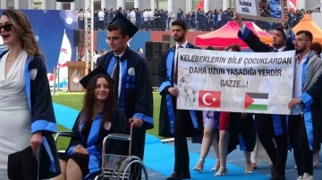 43 yaşında üniversiteyi birincilikle bitirip, ismini mezuniyet kütüğüne çaktı
