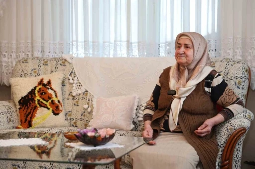 45 yıldır eski kıyafetleri evinde yıkayıp ütüledikten sonra ihtiyaç sahiplerine ulaştırıyor
