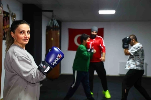 47 yaşındaki hemşire anne &ccedil;ocuklarıyla birlikte eldiven giyip ringe &ccedil;ıktı
