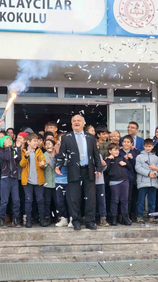 47 yıllık eğitimci alkışlarla mesleğine veda etti
