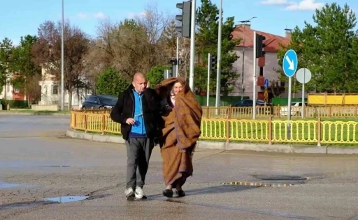 48 yıldır engelli evlada adanmış bir &ouml;m&uuml;r ve vefakar Erzurumlu annenin hayalleri
