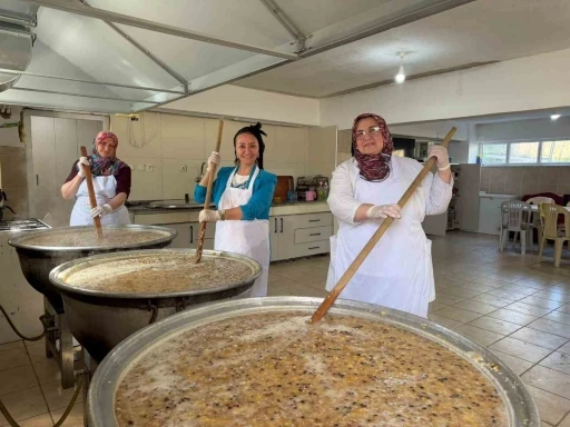 5 bin kişilik aşure yapılarak, t&uuml;m il&ccedil;eye dağıtıldı
