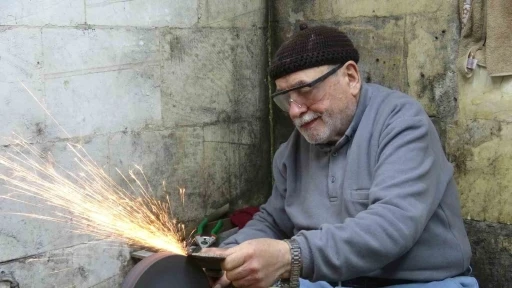 5 metrekarelik d&uuml;kkanında 67 yıldır bı&ccedil;ak&ccedil;ılık yapıyor
