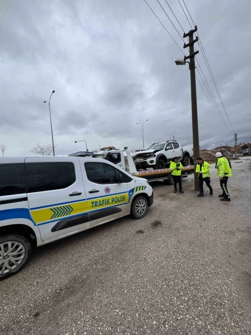 5 metrelik ref&uuml;jden aşağı u&ccedil;an ara&ccedil;ta 3 kişi yaralandı
