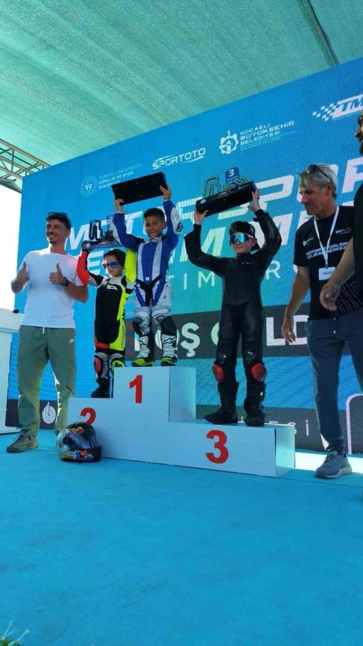 5 yaşındaki sporcu T&uuml;rkiye S&uuml;permoto Şampiyonası&rsquo;nda şampiyonluğa ulaştı
