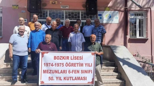 50 yıl sonra mezun oldukları okulda buluştular
