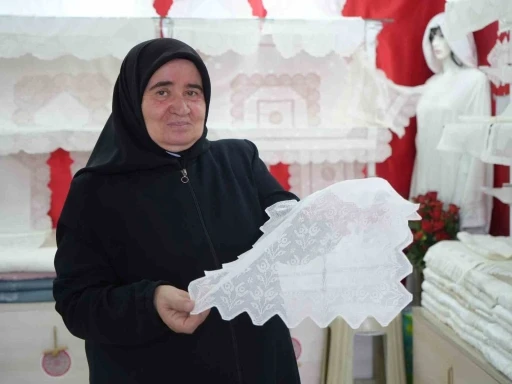 50 yıldır işlediği sanat ile gelinlik kızların &ccedil;eyizini s&uuml;sl&uuml;yor
