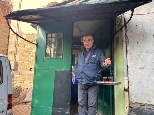 50 yıllık &ccedil;ay ocağında baba mesleğini s&uuml;rd&uuml;r&uuml;yor
