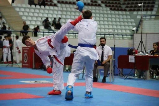 51 İlden bin 200 sporcu Elazığ’da karate için buluştu
