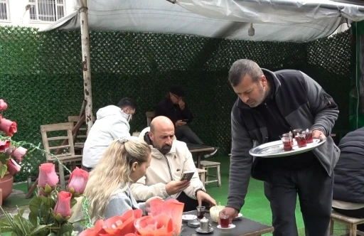 52 yıldır muhabbetle &ccedil;ay demliyor
