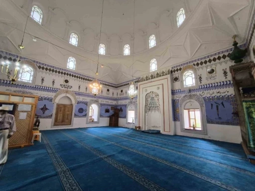 534 yıllık bu cami kıble hassasiyeti ile dikkat &ccedil;ekiyor
