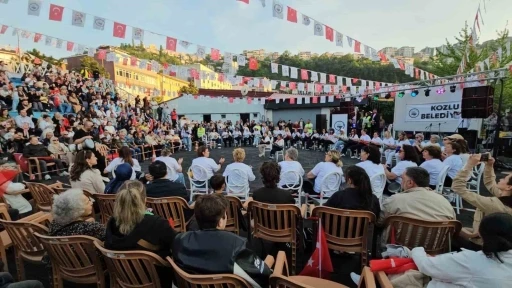 55 kadın bir araya geldi, hayatın stresini darbuka &ouml;ğrenerek attı