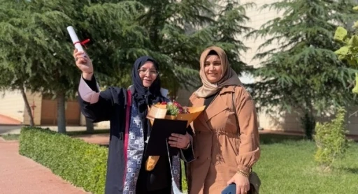 55 yaşındaki kadın eğitim aşkıyla herkese örnek oluyor

