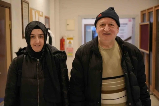 56 yaşında okuma-yazma &ouml;ğrenen baba ile kızının azmi
