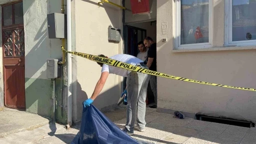 56 Yaşındaki Adam Evinin Önünde Ölü Bulundu