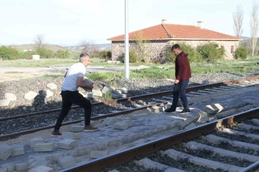6 aydır paralarını alamadıklarını iddia eden ustalar, yaptıkları yoldaki taşları söktü
