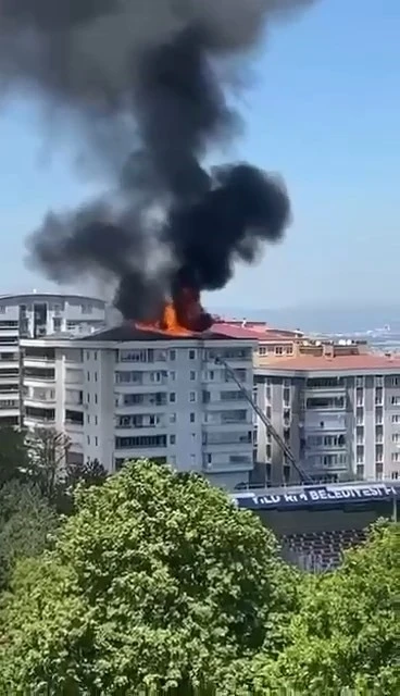 6 katlı binanı çatısı küle döndü
