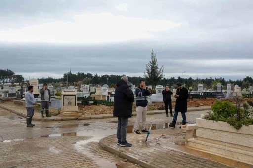 6 Şubat depreminde hayatını kaybeden Antalyalı vatandaşlar mezarı başında anıldı
