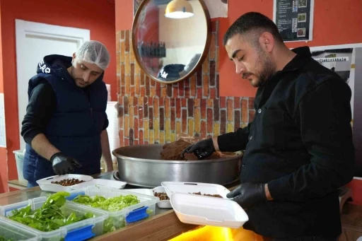 6 Şubat depremlerinde hayatları değişti: 15 saniye farkla kurtulan &ccedil;iğk&ouml;fteci kardeşlerin umut dolu yaşamı
