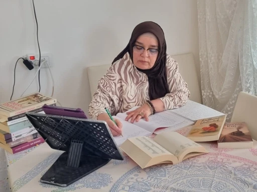 60’ından sonra üniversite mezunu oldu, şimdi iki kitapla okurlarıyla buluşuyor
